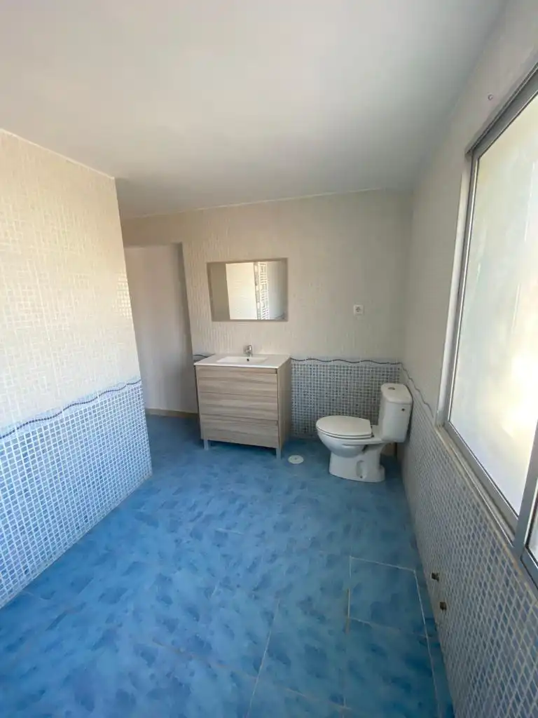 Bany de Casa o xalet en venda en Casarrubios del Monte amb Jardí privat, Piscina i Moblat