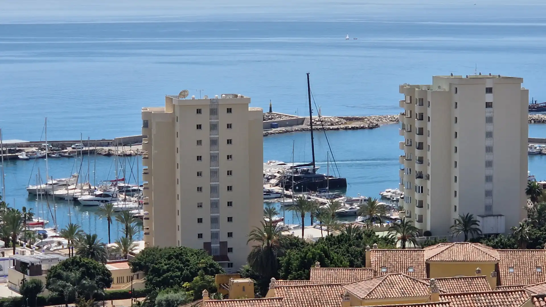Vista exterior de Àtic en venda en Estepona amb Terrassa, Piscina i Piscina comunitària