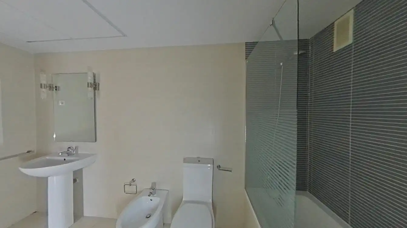 Baño de Piso en venta en Alicante / Alacant con Aire acondicionado, Calefacción y Piscina