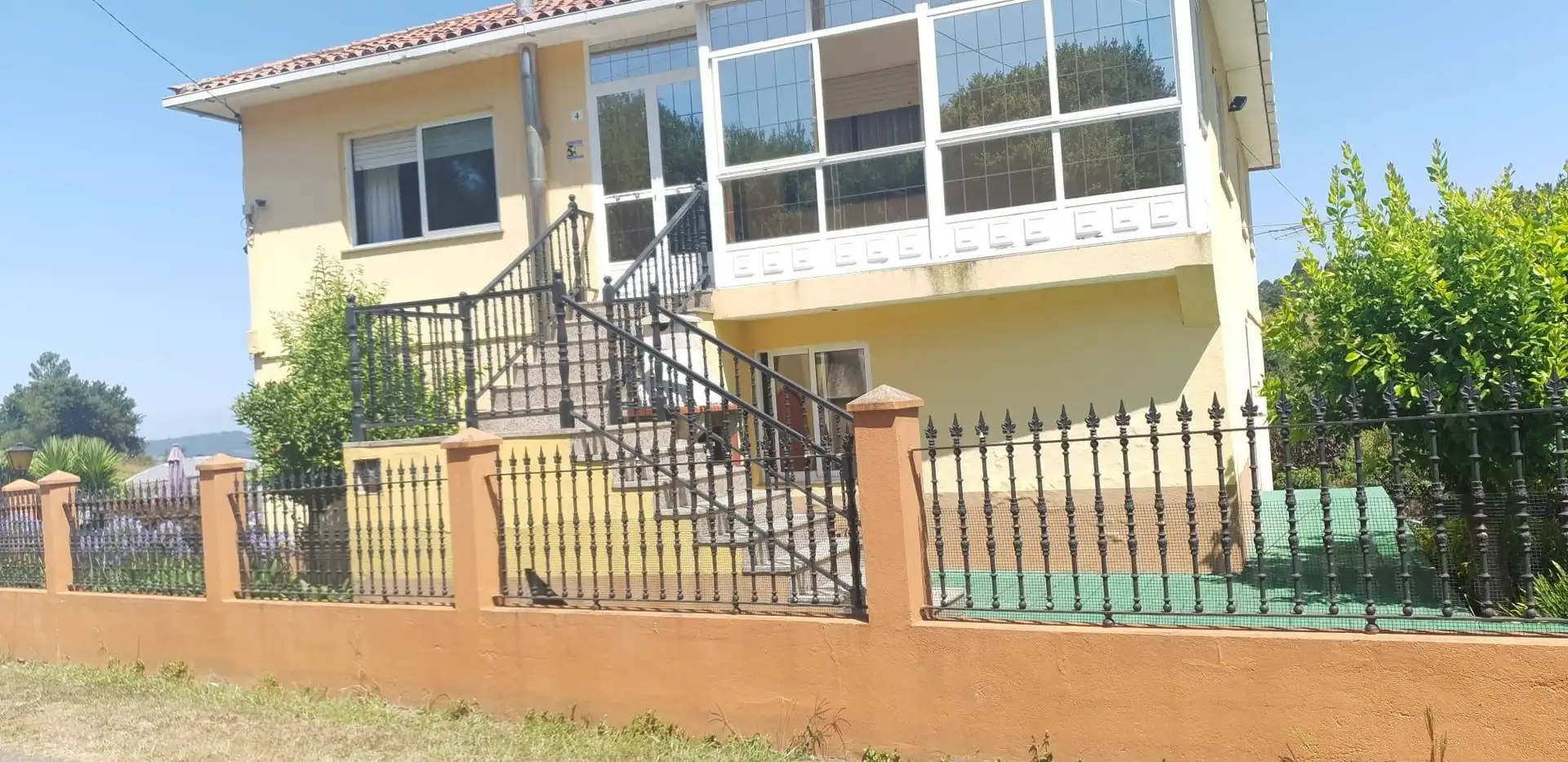 Vista exterior de Casa o xalet en venda en A Estrada  amb Jardí privat, Traster i Piscina