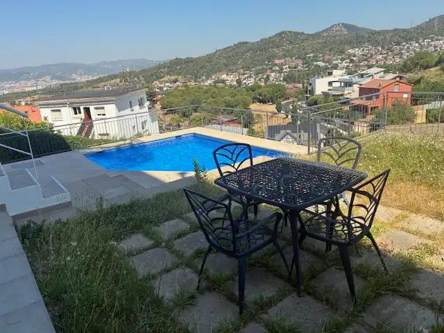 Casa aparellada amb piscina en venda a La Miranda - Can Candeler