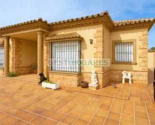 Vista exterior de Casa o xalet en venda en Chiclana de la Frontera amb Aire condicionat, Jardí privat i Piscina