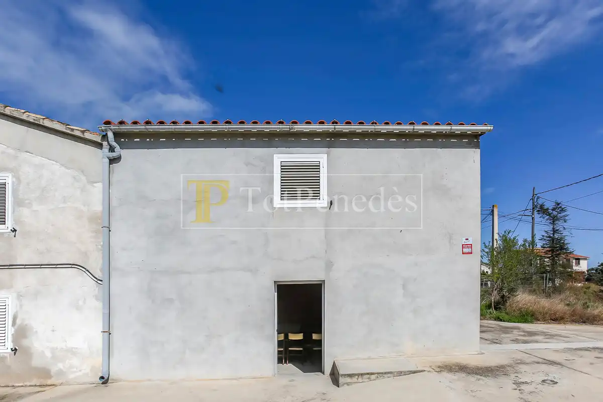Vista exterior de Finca rústica en venda en Vilobí del Penedès amb Calefacció