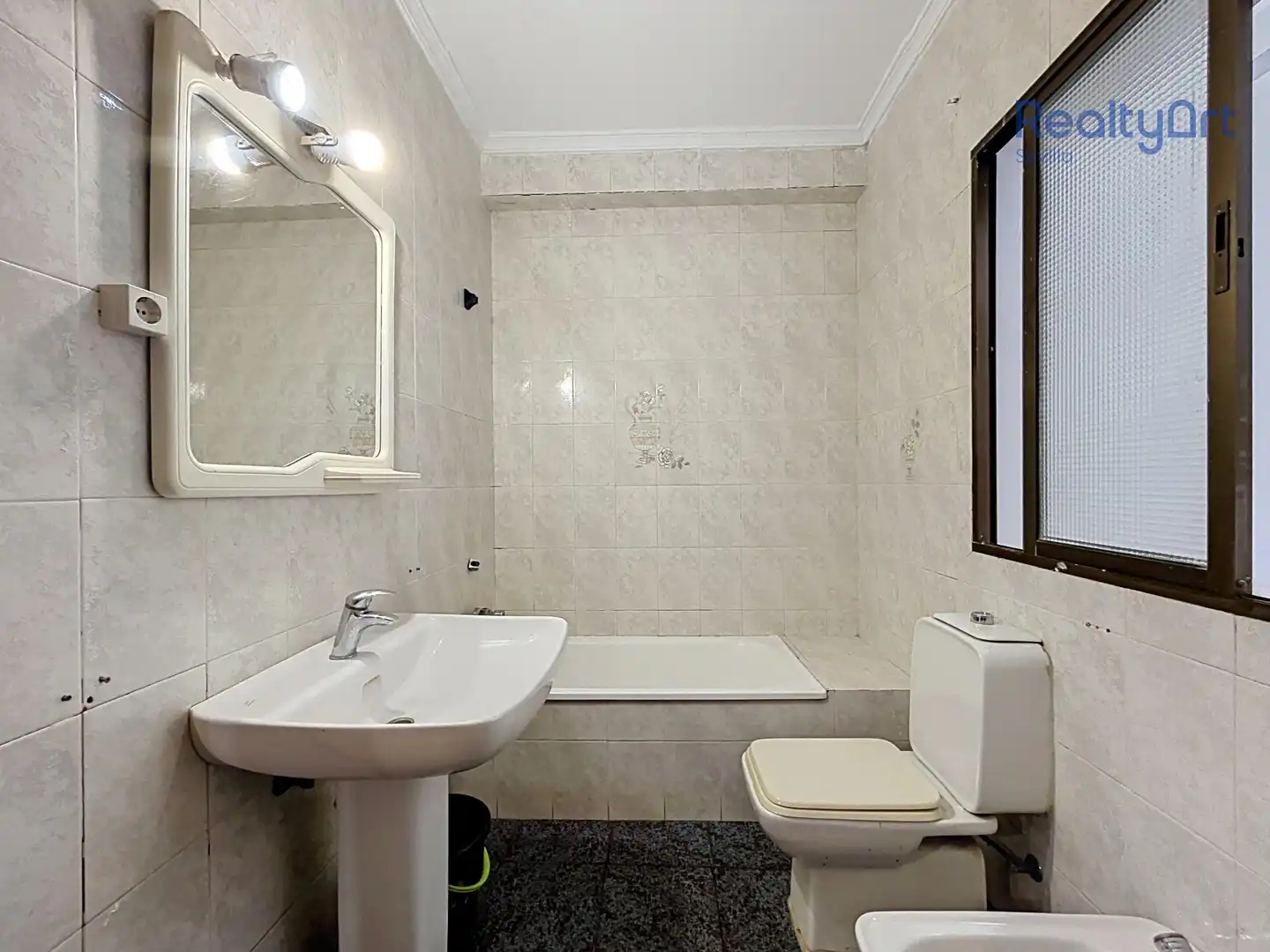 Bathroom of Flat for sale in Sevilla  with Balcony