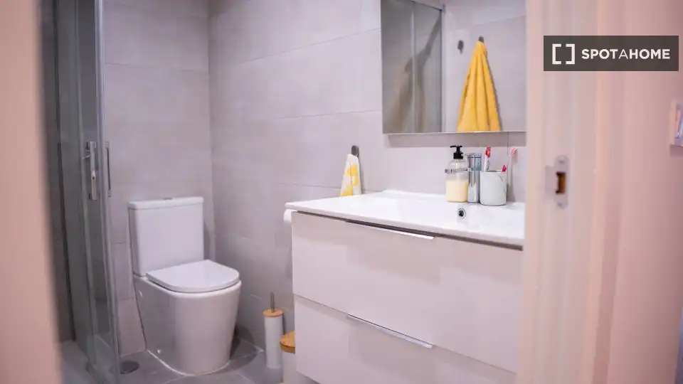 Bany de Apartament per a compartir en Málaga amb Aire condicionat, Terrassa i Moblat