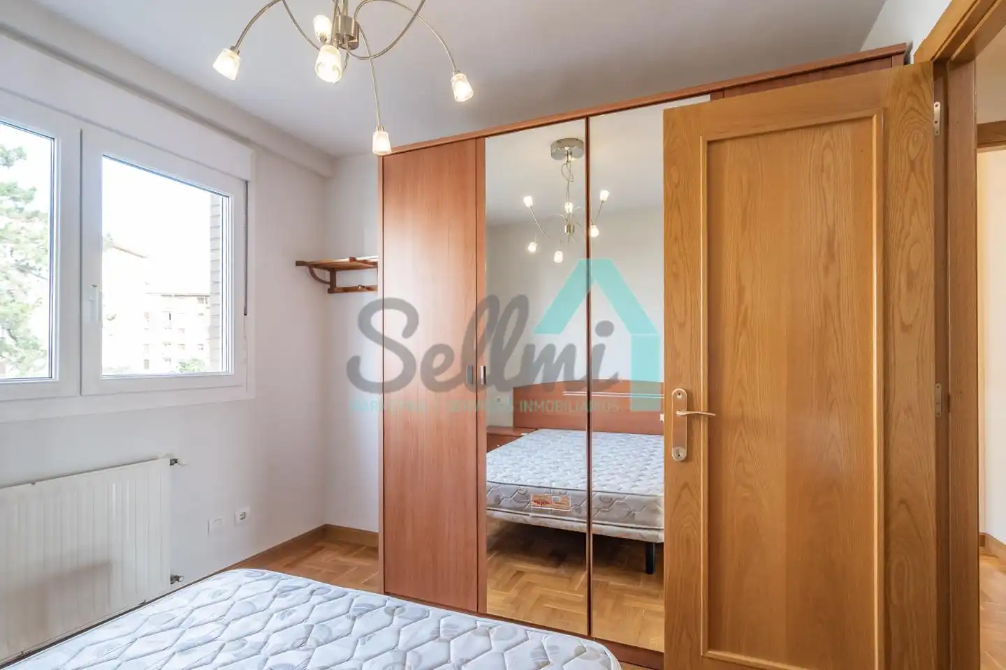 Bedroom of Flat for rent in Oviedo   with Heating, Parquet flooring and Furnished