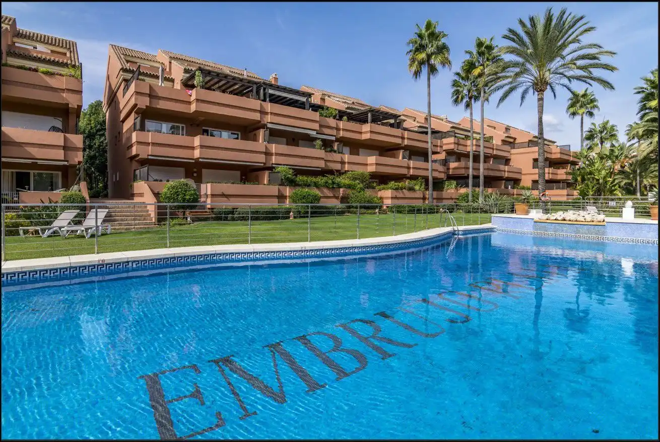 Vista exterior de Àtic de lloguer en Marbella amb Aire condicionat, Calefacció i Terrassa