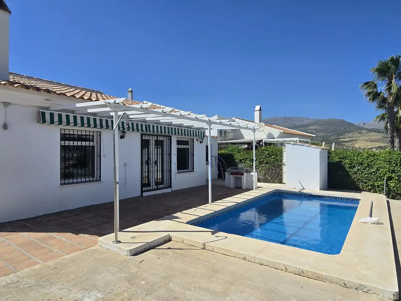 Vista exterior de Casa o xalet en venda en Viñuela amb Aire condicionat, Terrassa i Piscina