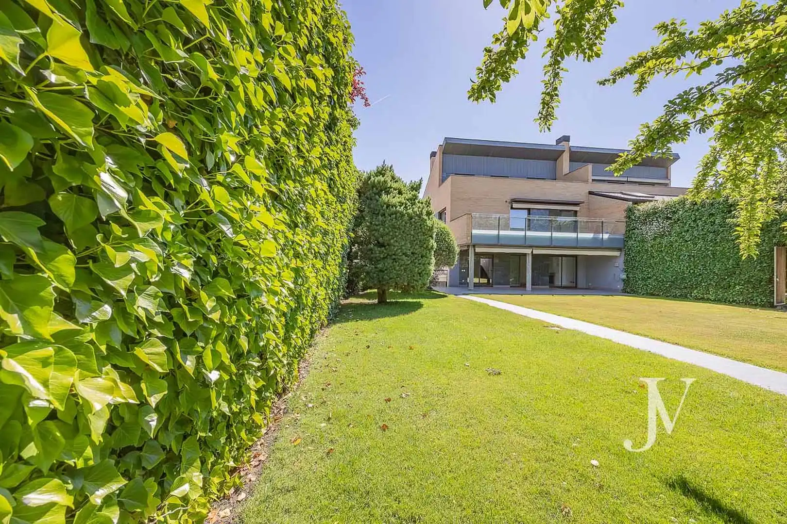 Garten von Einfamilien-Reihenhaus zur Miete in La Moraleja mit Klimaanlage, Heizung und Privatgarten