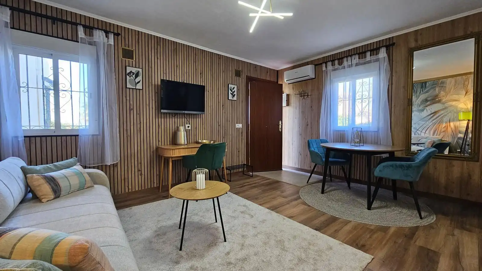 Sala de estar de Casa adosada en venta en Marbella con Aire acondicionado, Calefacción y Jardín privado