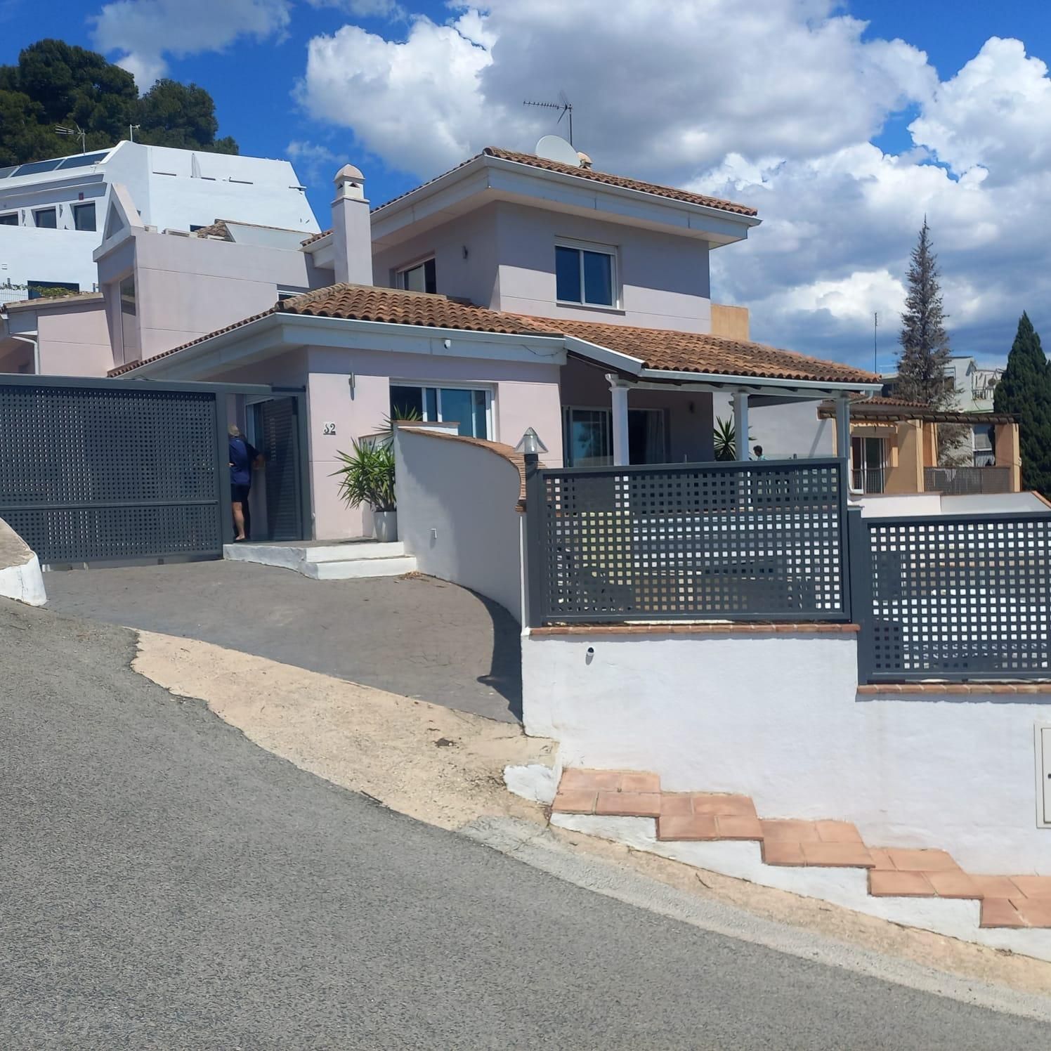Vista exterior de Casa o xalet en venda en Torremolinos amb Aire condicionat, Calefacció i Terrassa