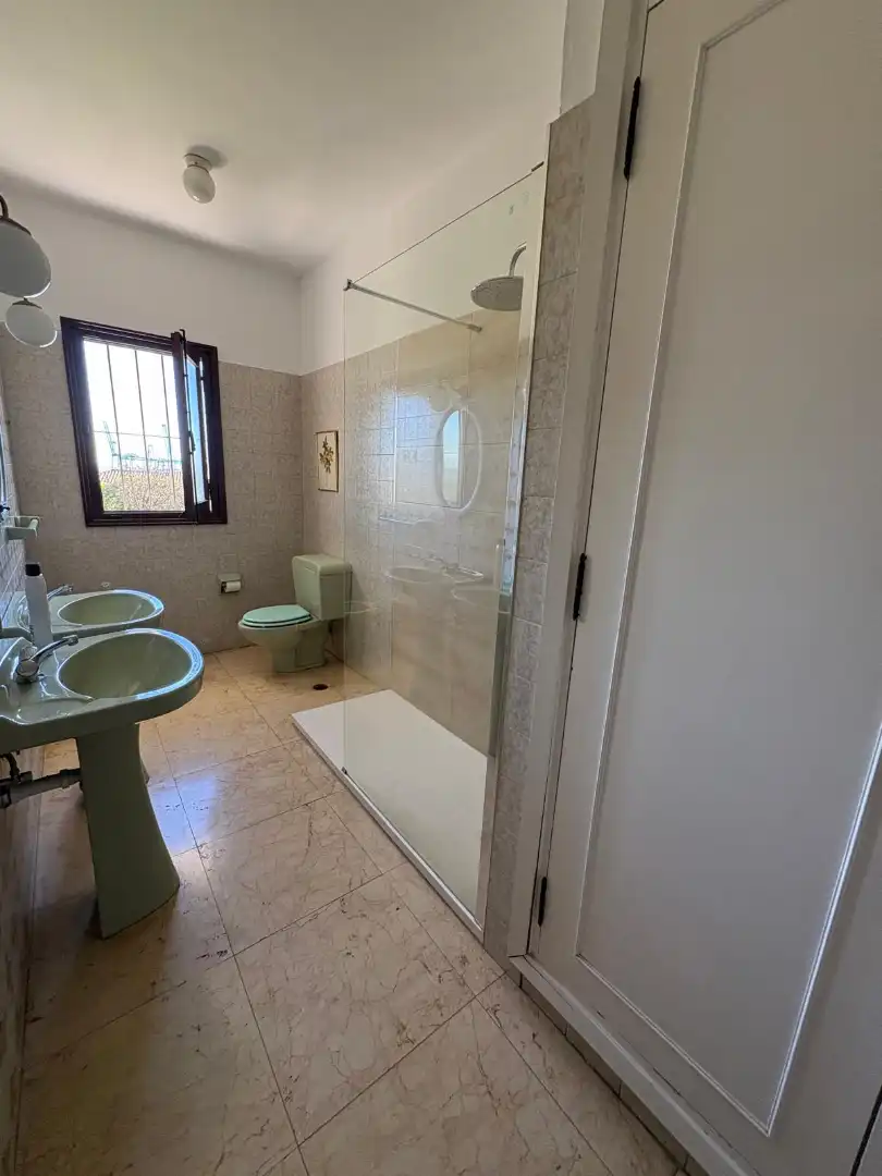 Bany de Casa o xalet en venda en Algeciras amb Aire condicionat, Jardí privat i Parquet