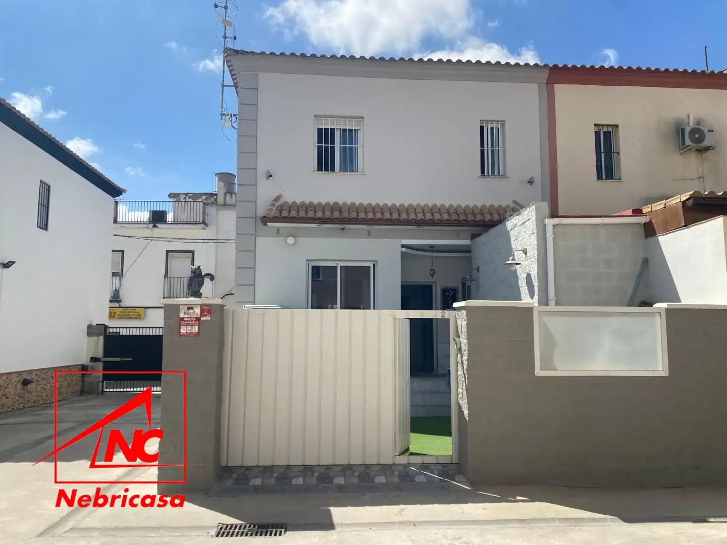 Vista exterior de Casa o chalet en venta en Las Cabezas de San Juan con Terraza, Trastero y Balcón