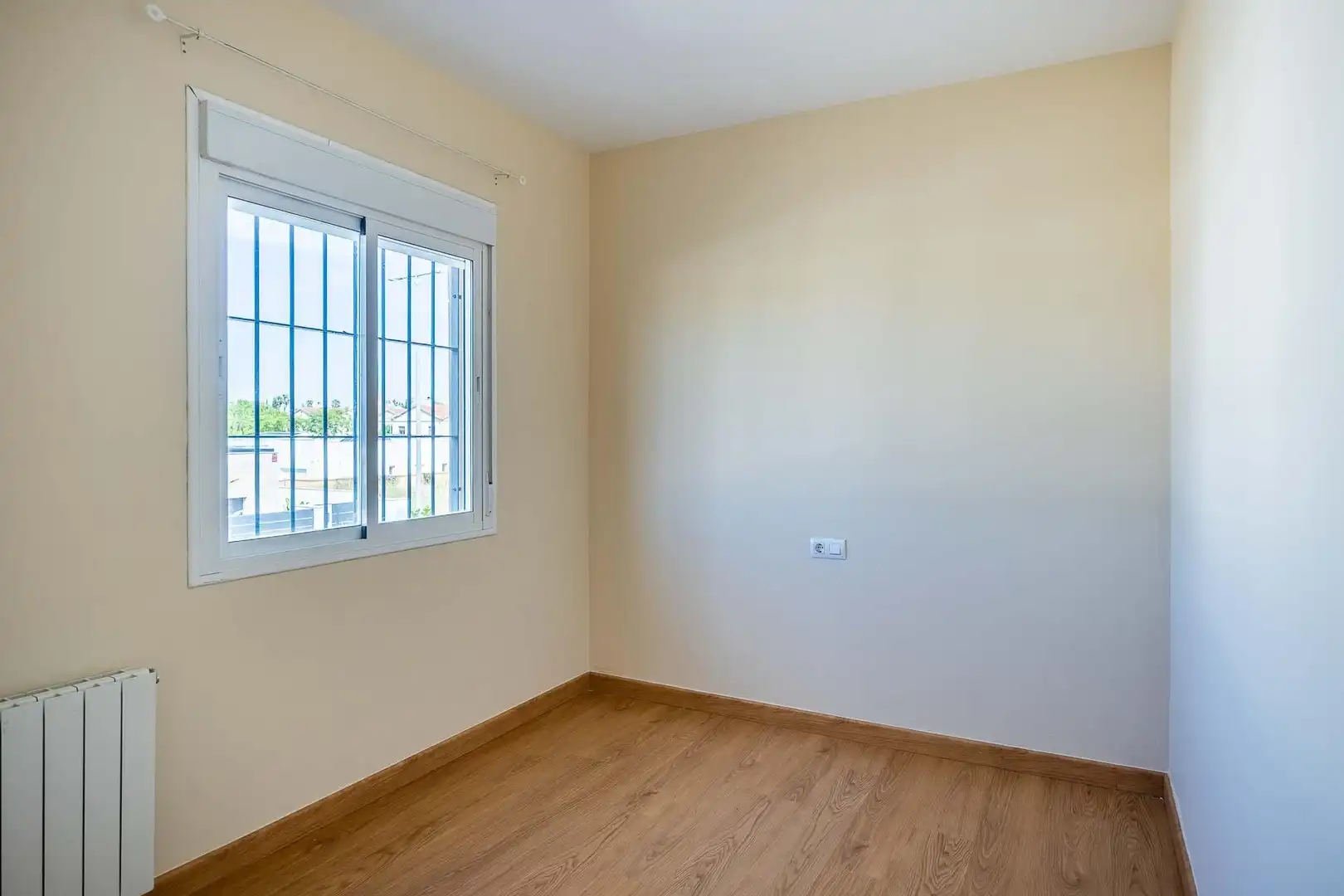 Habitación de Casa adosada de alquiler en Espartinas con Aire acondicionado, Calefacción y Jardín privado