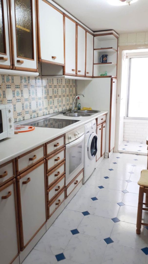 Kitchen of Flat to rent in  Zaragoza Capital  with Heating, Furnished and Oven