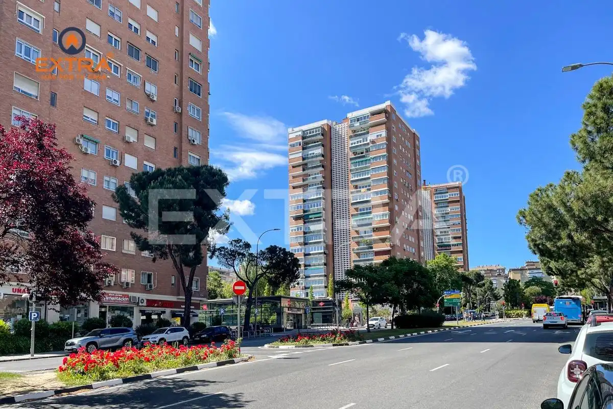 Außenansicht von Garage zum Verkauf in Madrid