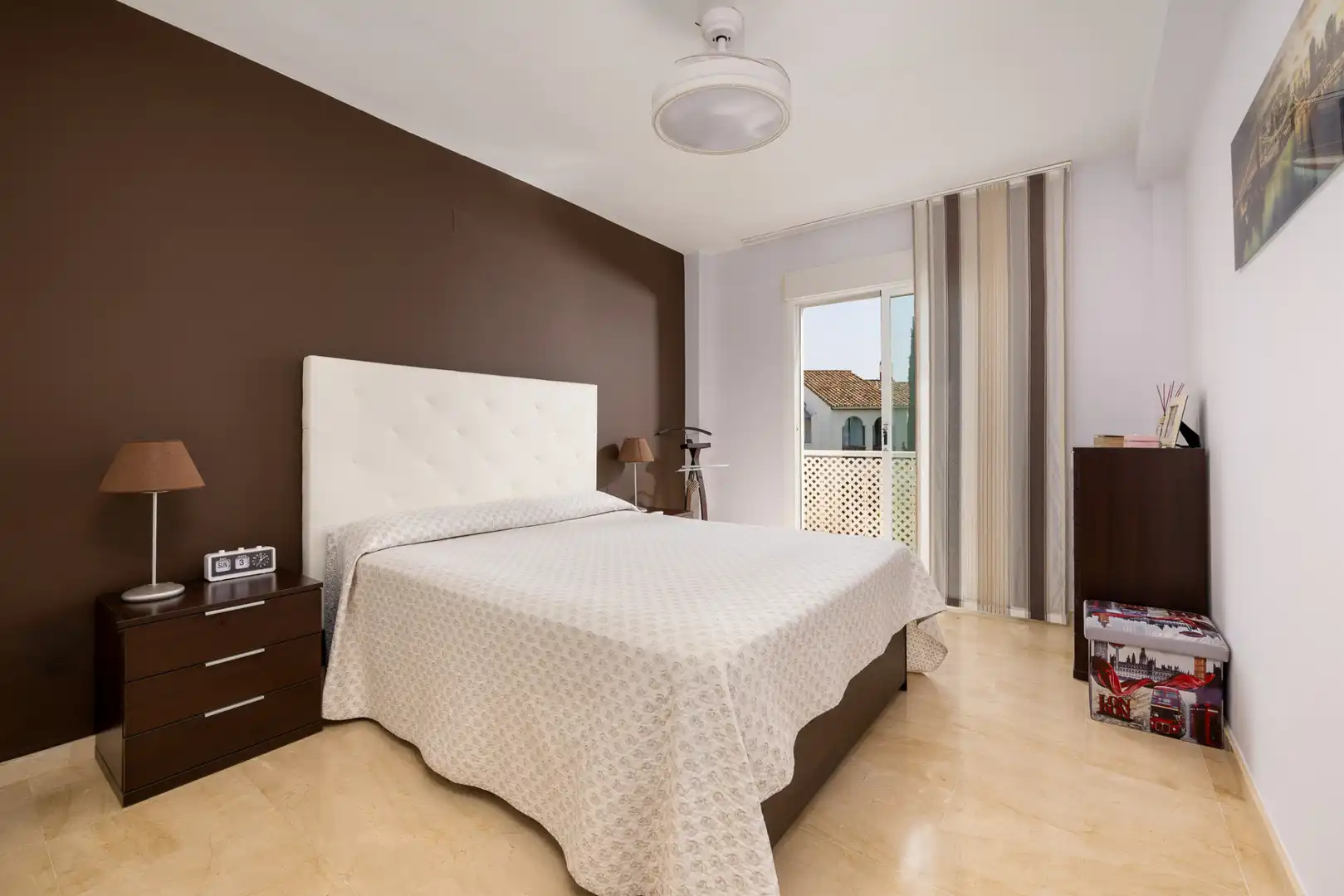 Schlafzimmer von Dachboden zum Verkauf in Estepona mit Klimaanlage, Heizung und Terrasse
