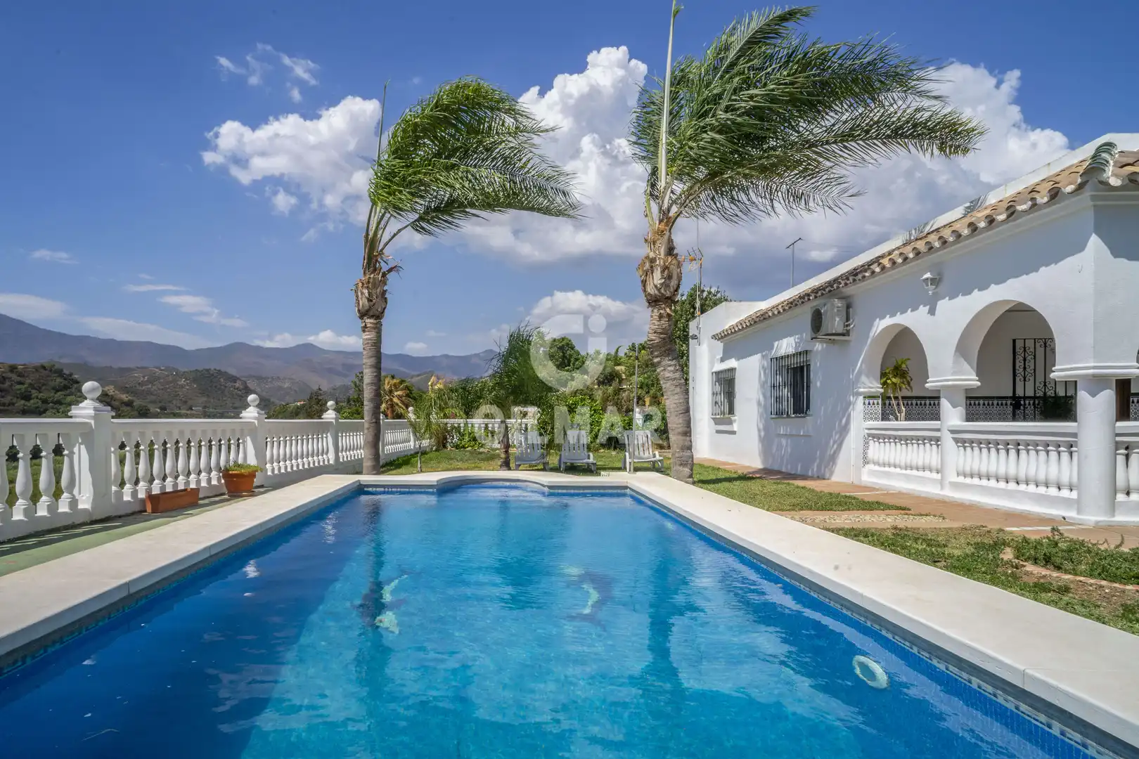 Vista exterior de Casa o xalet en venda en Estepona amb Jardí privat i Piscina