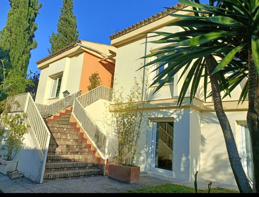 Vista exterior de Casa o xalet en venda en Mairena del Aljarafe amb Aire condicionat, Calefacció i Jardí privat