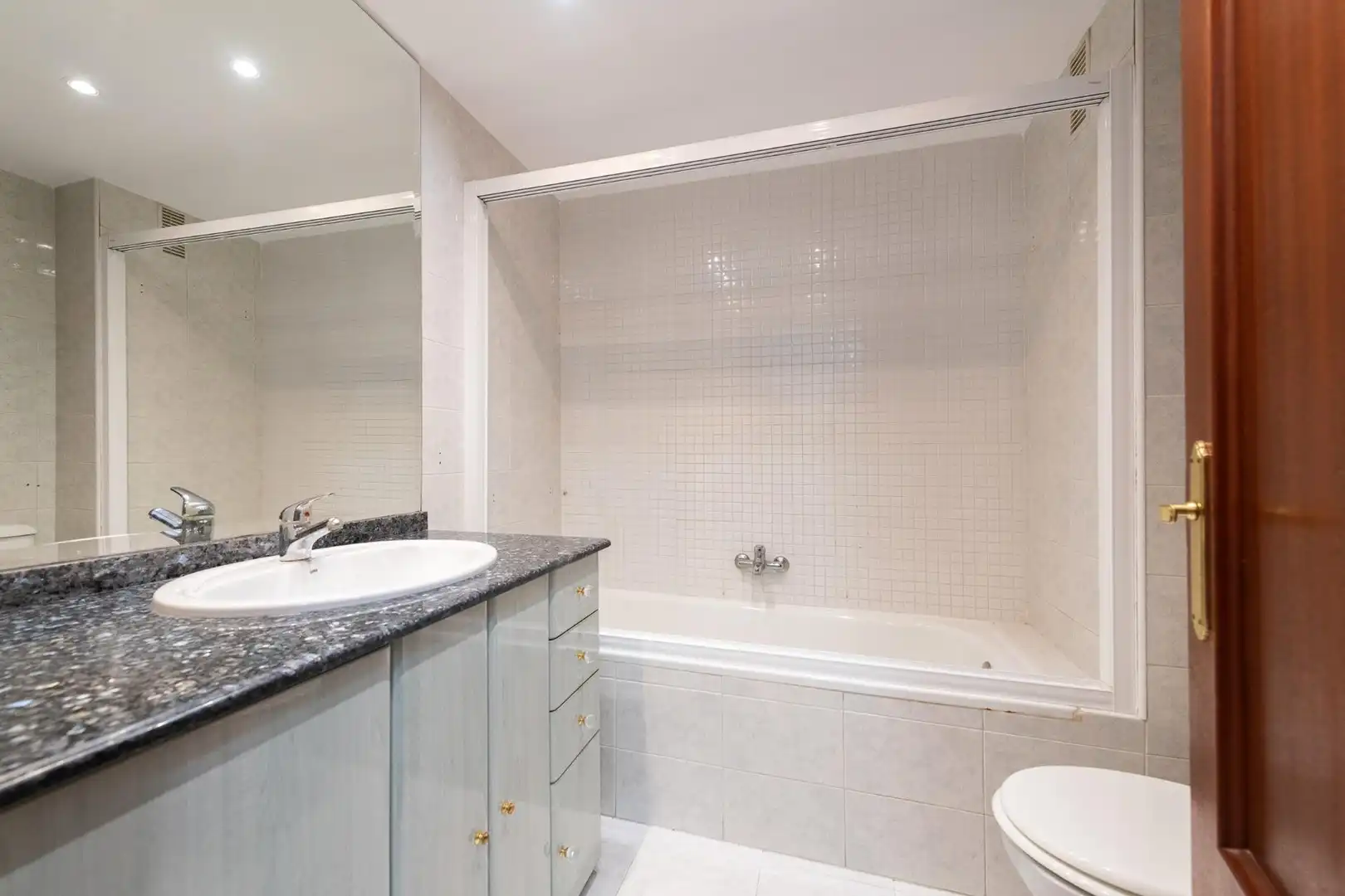 Baño de Piso en venta en Málaga con Terraza, Trastero y Piscina comunitaria