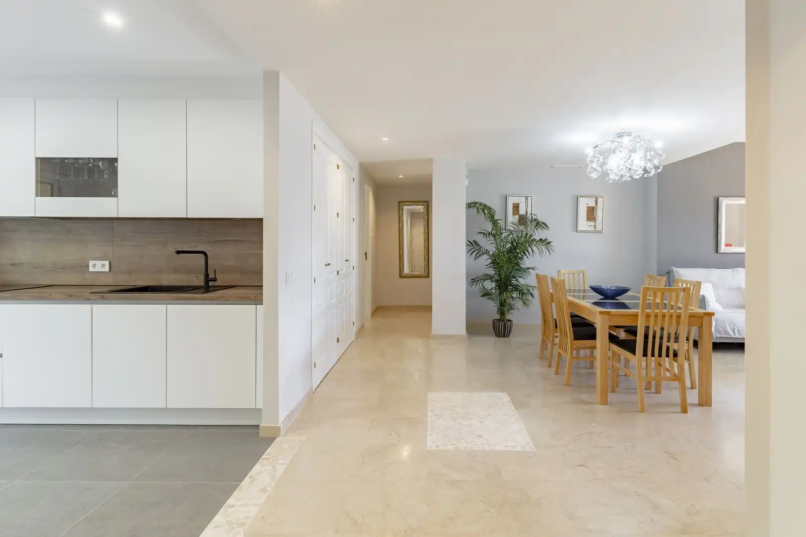 Menjador de Apartament en venda en Marbella amb Aire condicionat, Jardí privat i Terrassa