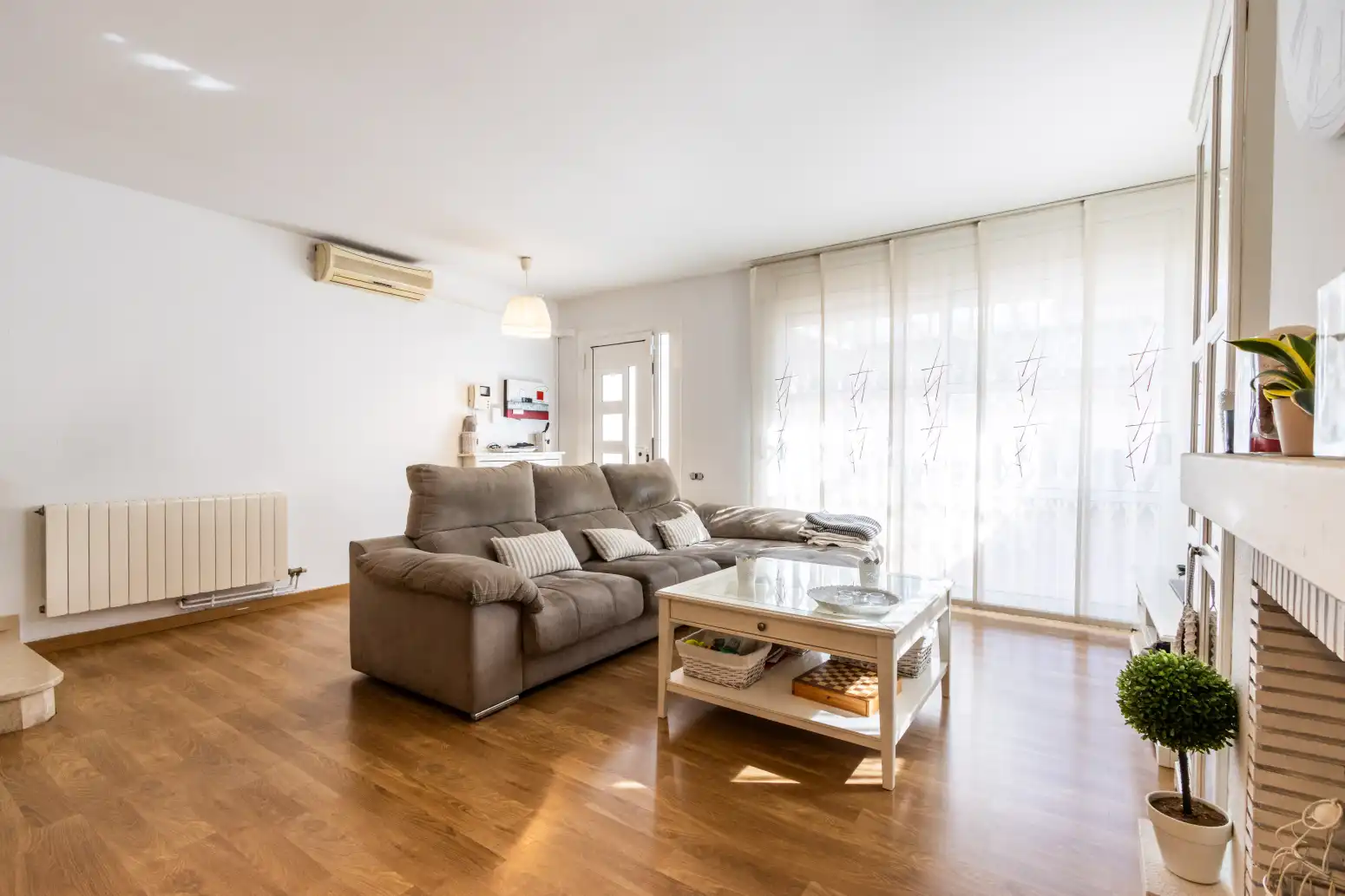 Sala d'estar de Casa o xalet en venda en Viladecavalls amb Aire condicionat, Calefacció i Jardí privat