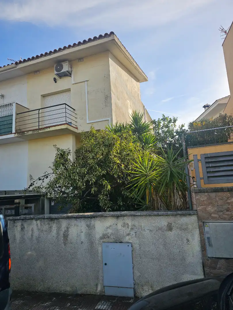 Vista exterior de Casa adosada en venda en Malgrat de Mar amb Aire condicionat, Calefacció i Jardí privat