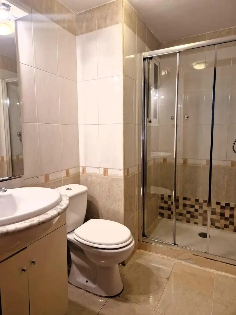 Baño de Piso para compartir en Granada con Calefacción, Terraza y Amueblado