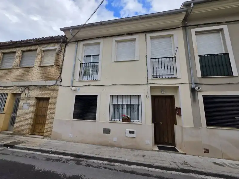 Vista exterior de Casa o xalet en venda en Plasencia amb Aire condicionat, Jardí privat i Terrassa