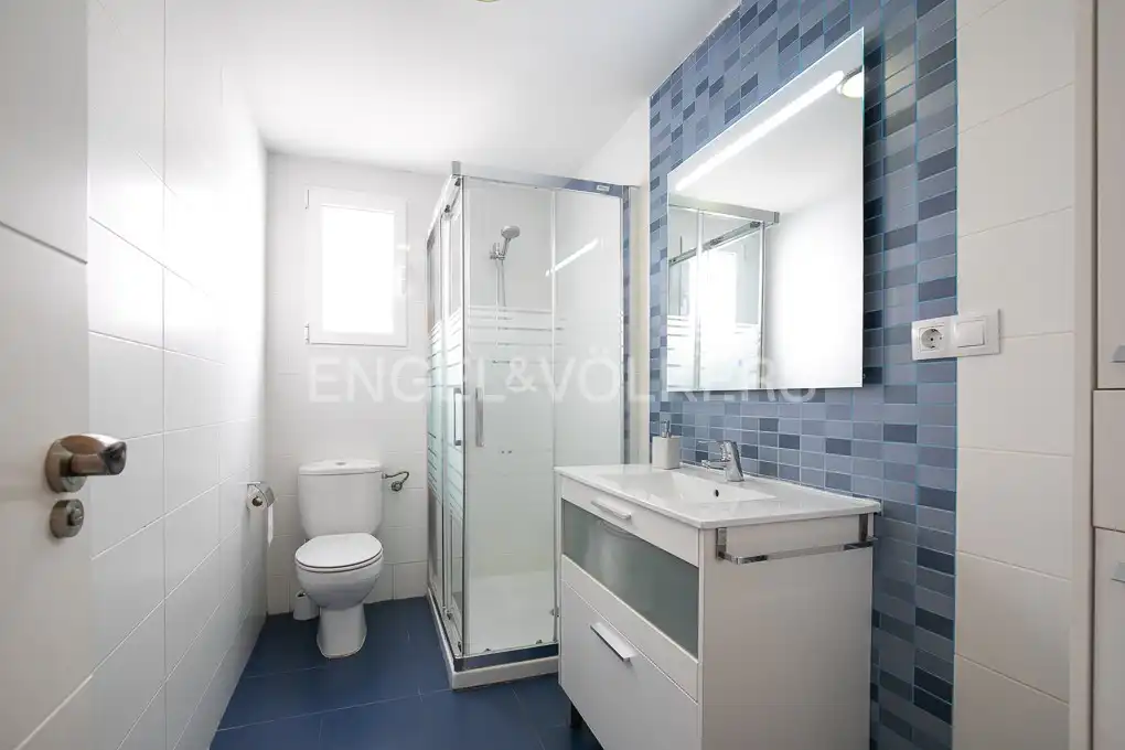 Bathroom of Flat for rent in Valencia  with Heating, Parquet flooring and Terrace