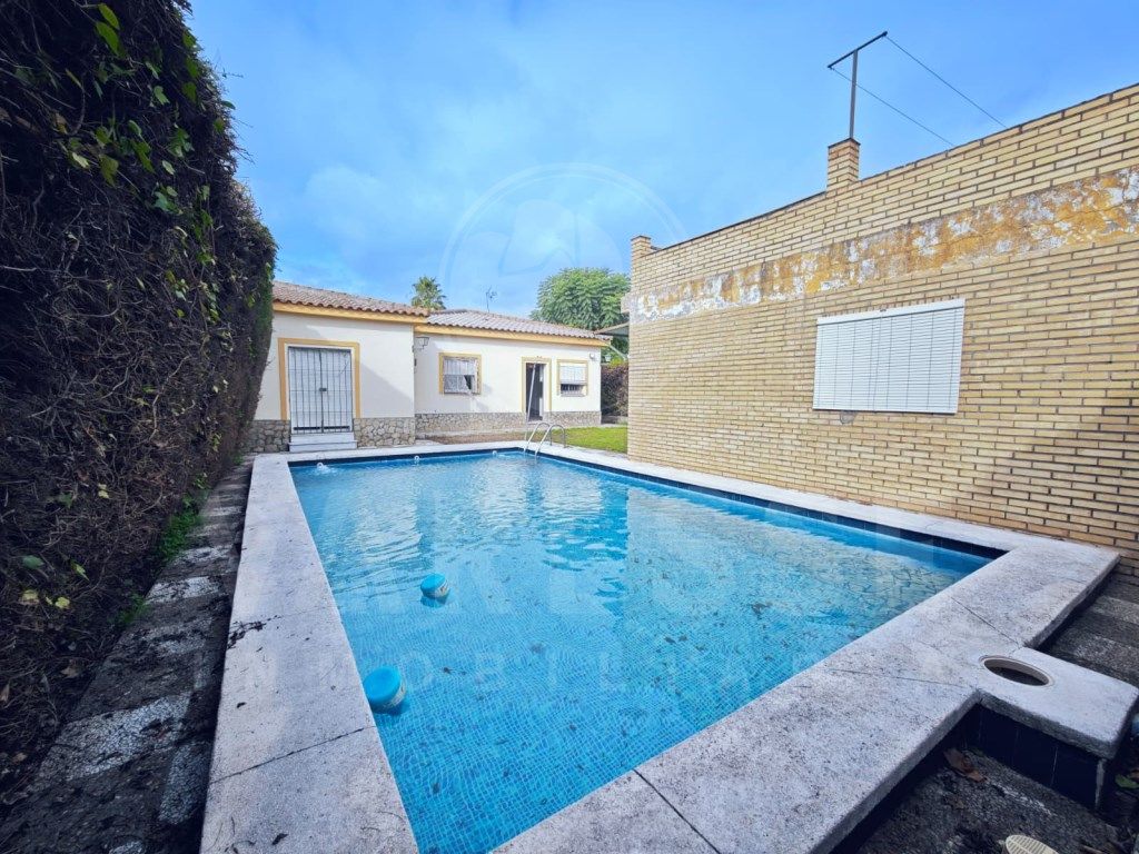 Piscina de Casa o xalet en venda en Gines