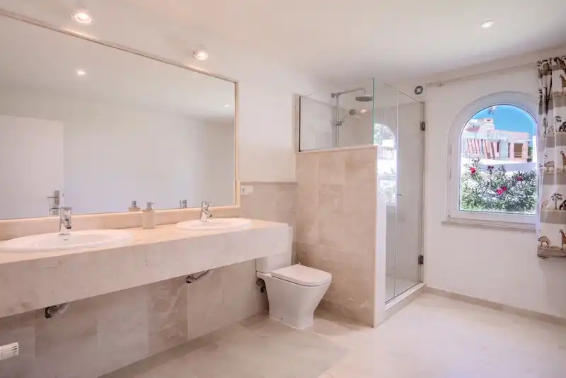 Bany de Casa o xalet de lloguer en Marbella amb Aire condicionat, Jardí privat i Terrassa