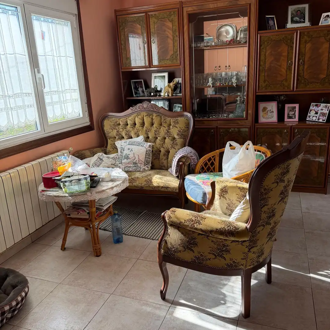 Sala d'estar de Casa o xalet en venda en Carballo amb Calefacció, Jardí privat i Moblat