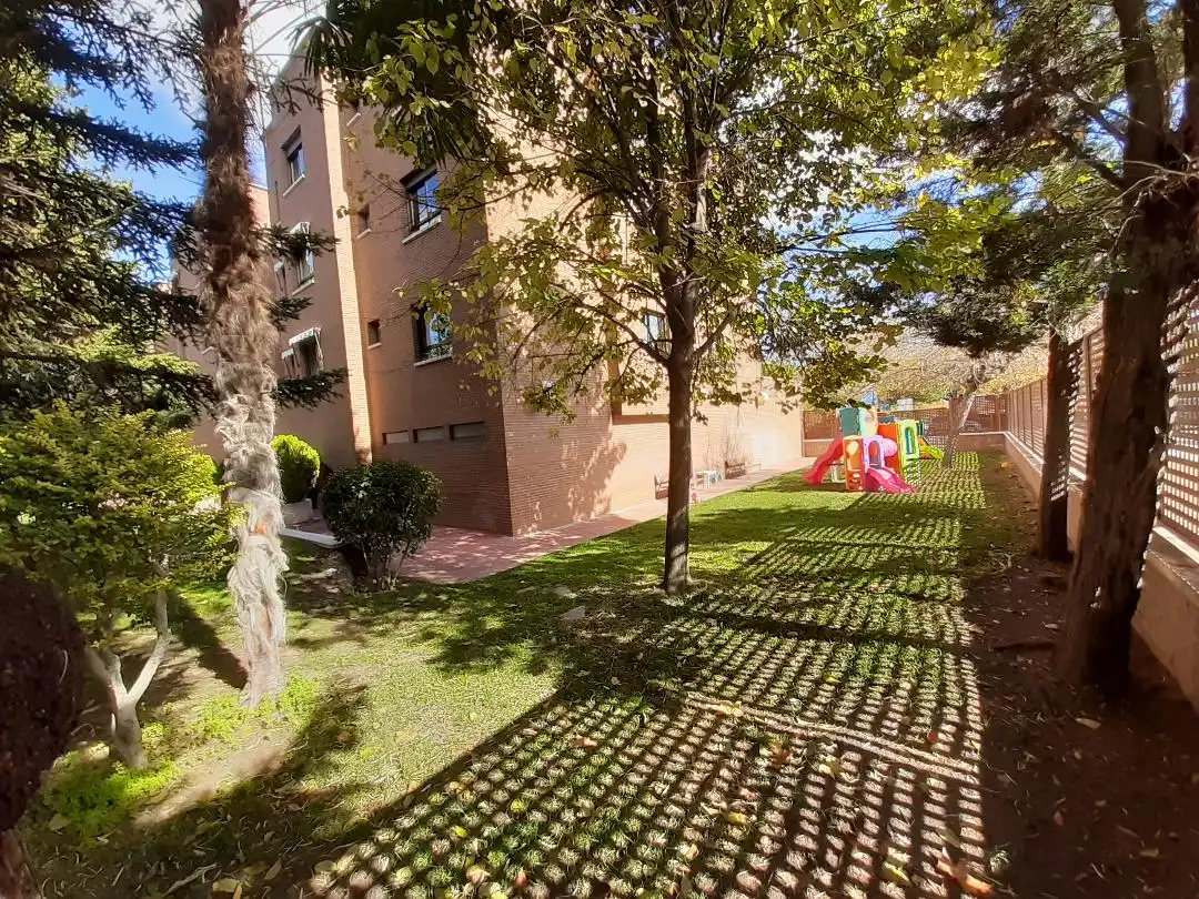 Garden of Flat for rent in Pozuelo de Alarcón  with Air Conditioner, Heating and Parquet flooring