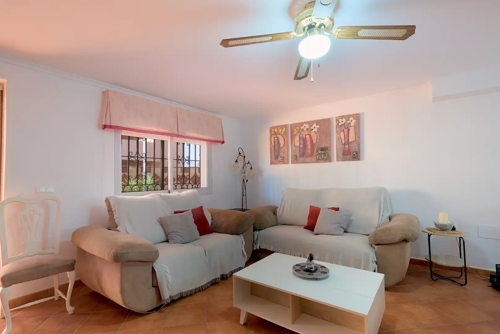 Living room of Houses for sale in Vélez-Málaga  with Air Conditioner, Swimming Pool and Furnished