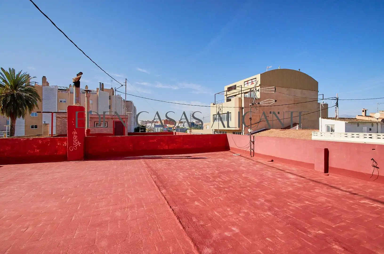 Vista exterior de Casa adosada en venda en El Campello amb Jardí privat, Terrassa i Traster