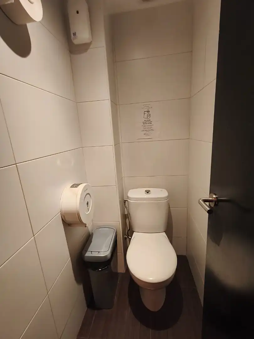 Bany de Local de lloguer en Barcelona amb Aire condicionat i Moblat