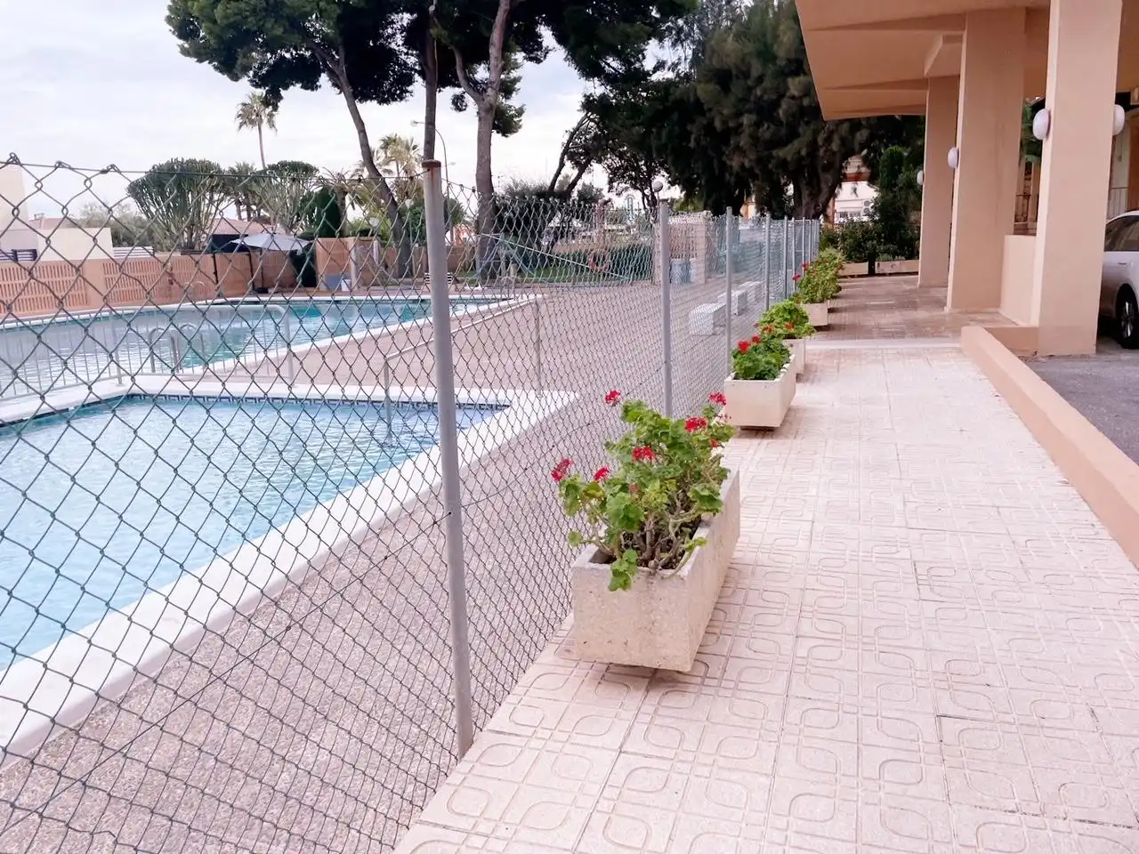 Piscina de Apartamento de alquiler en Benicasim / Benicàssim con Jardín privado, Terraza y Amueblado