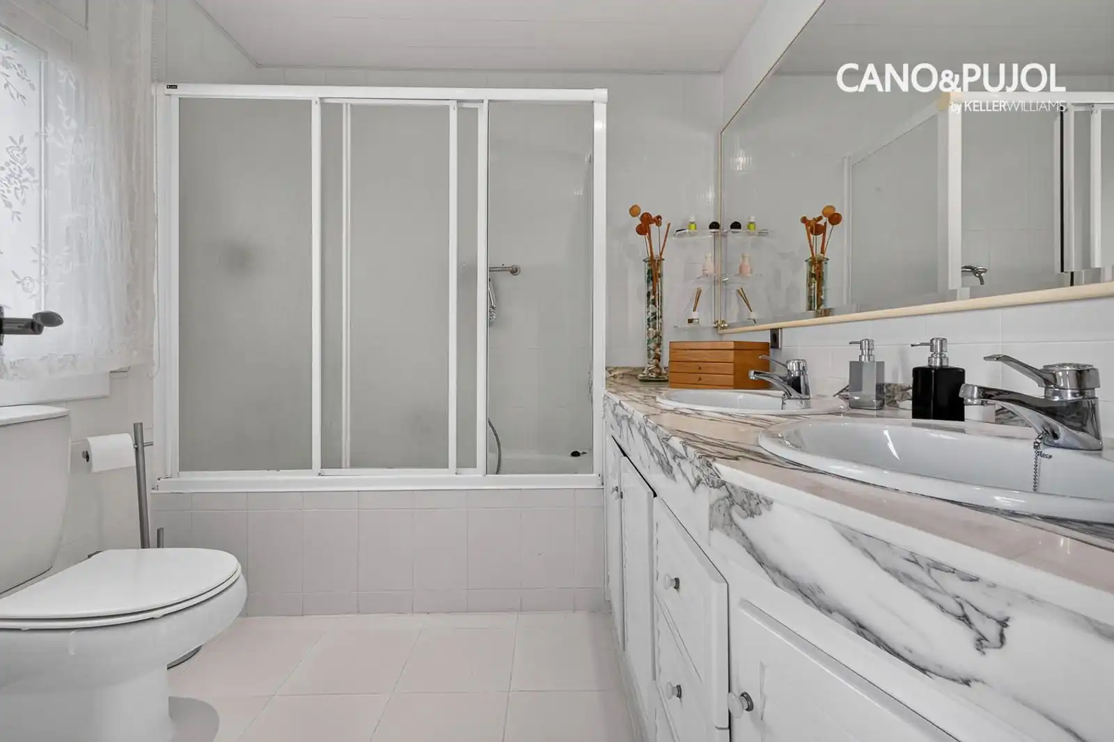 Bathroom of Houses for sale in Ca n'Oriol