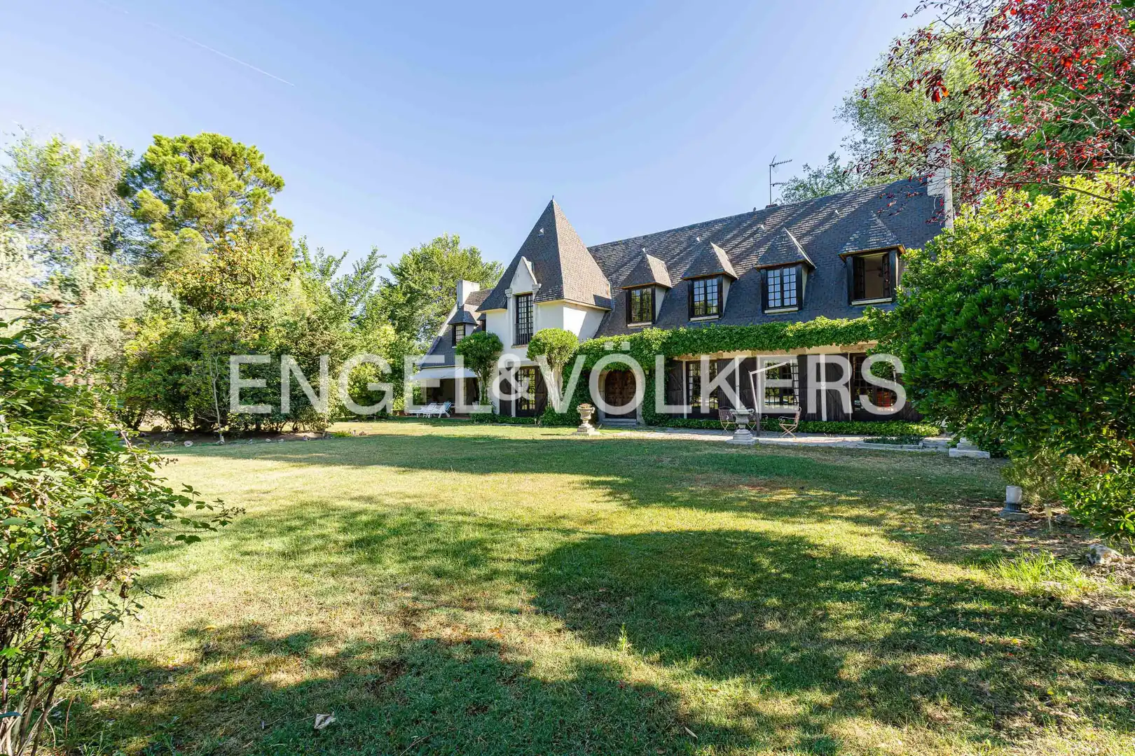 Vista exterior de Casa o chalet en venta en Pozuelo de Alarcón con Calefacción, Jardín privado y Piscina