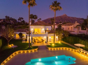 House with pool for sale in Marbella Centro