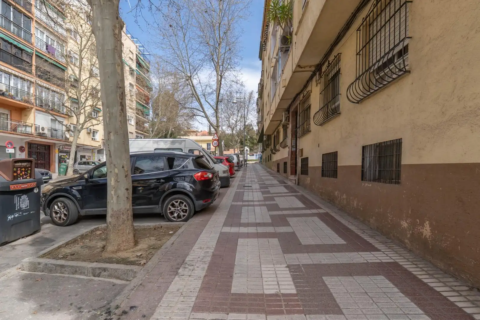 Vista exterior de Pis en venda en Granada amb Aire condicionat i Balcó