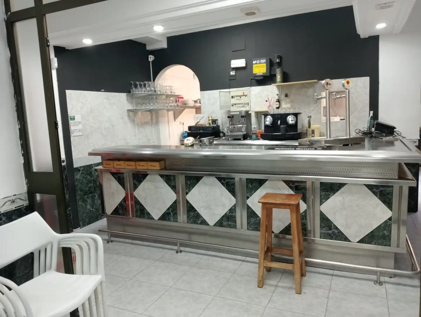 Cuina de Local de lloguer en Málaga amb Moblat
