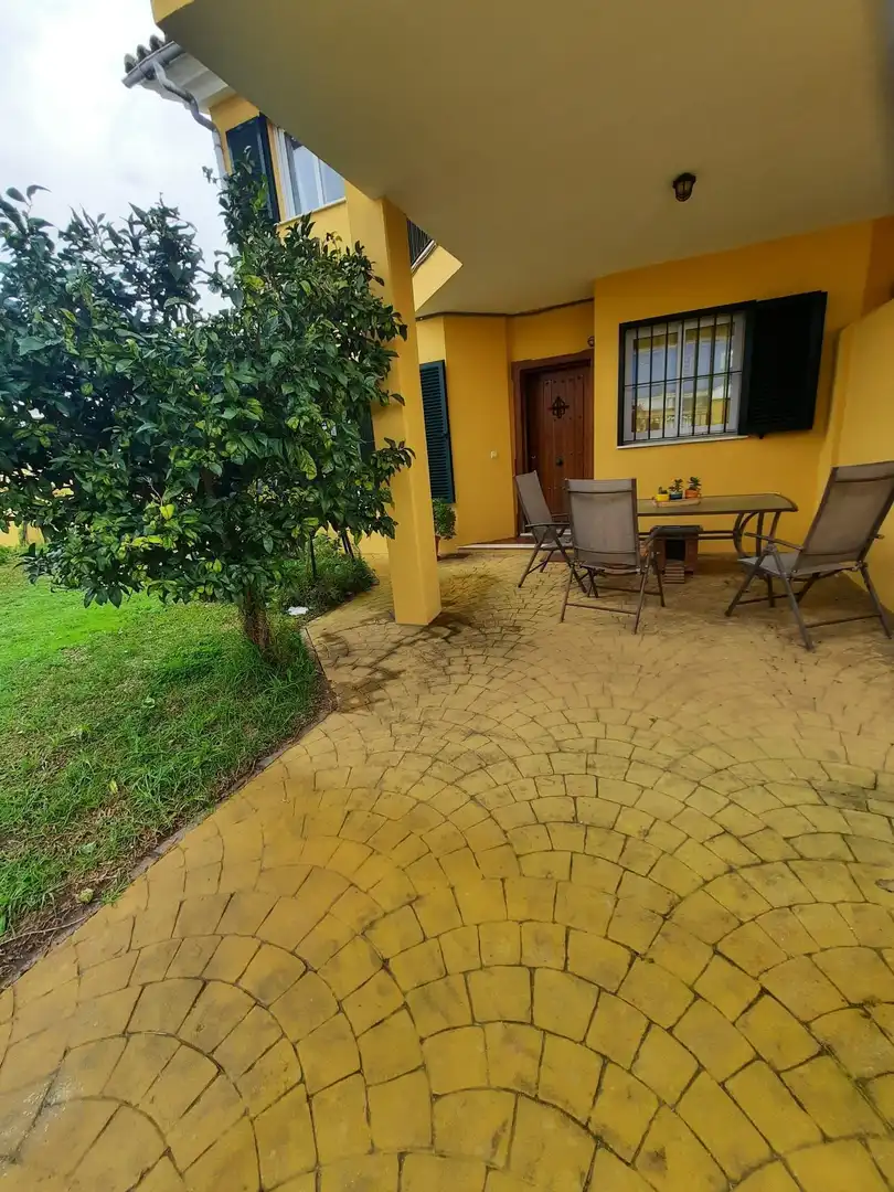 Vista exterior de Casa adosada de alquiler en La Línea de la Concepción con Jardín privado, Amueblado y Piscina comunitaria
