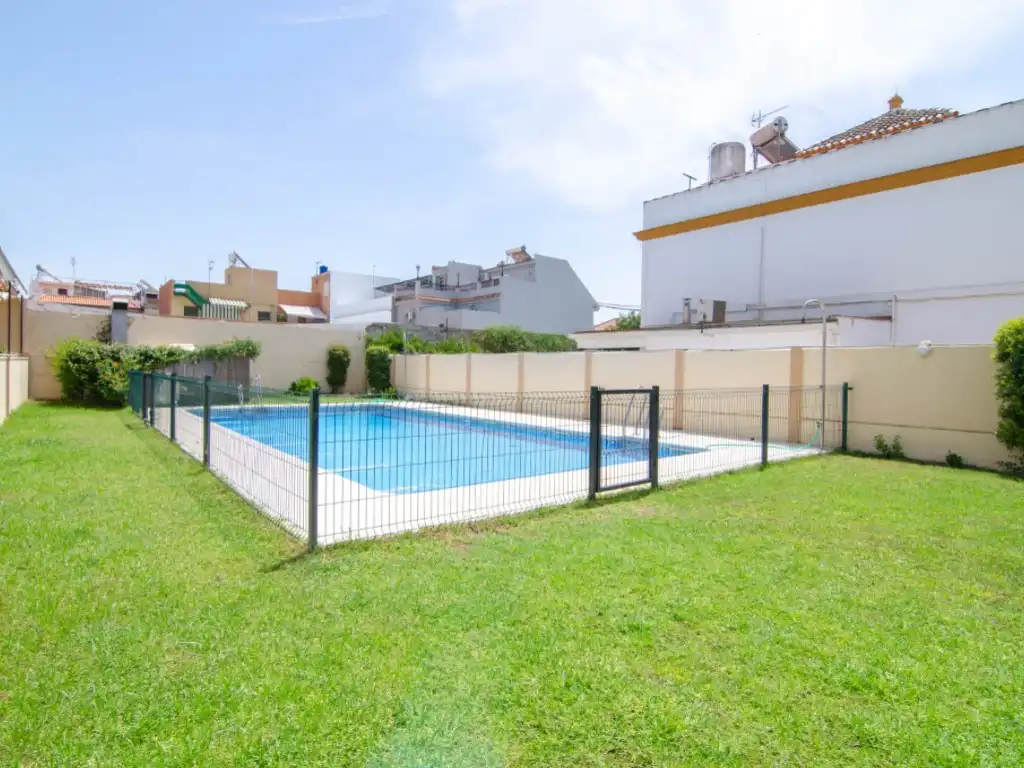 Piscina de Casa o xalet en venda en La Rinconada
