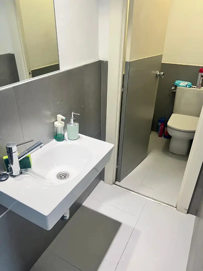 Baño de Oficina de alquiler en Madrid con Amueblado, Internet y Alarma