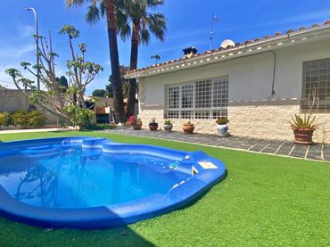 Xalet amb piscina en venda a Playa Muchavista