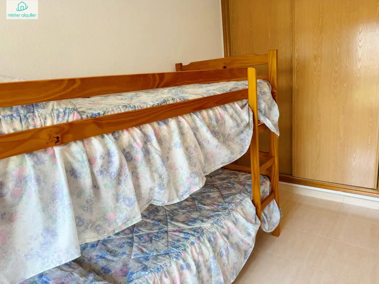 Habitación de Apartamento de alquiler en El Campello con Aire acondicionado, Jardín privado y Terraza