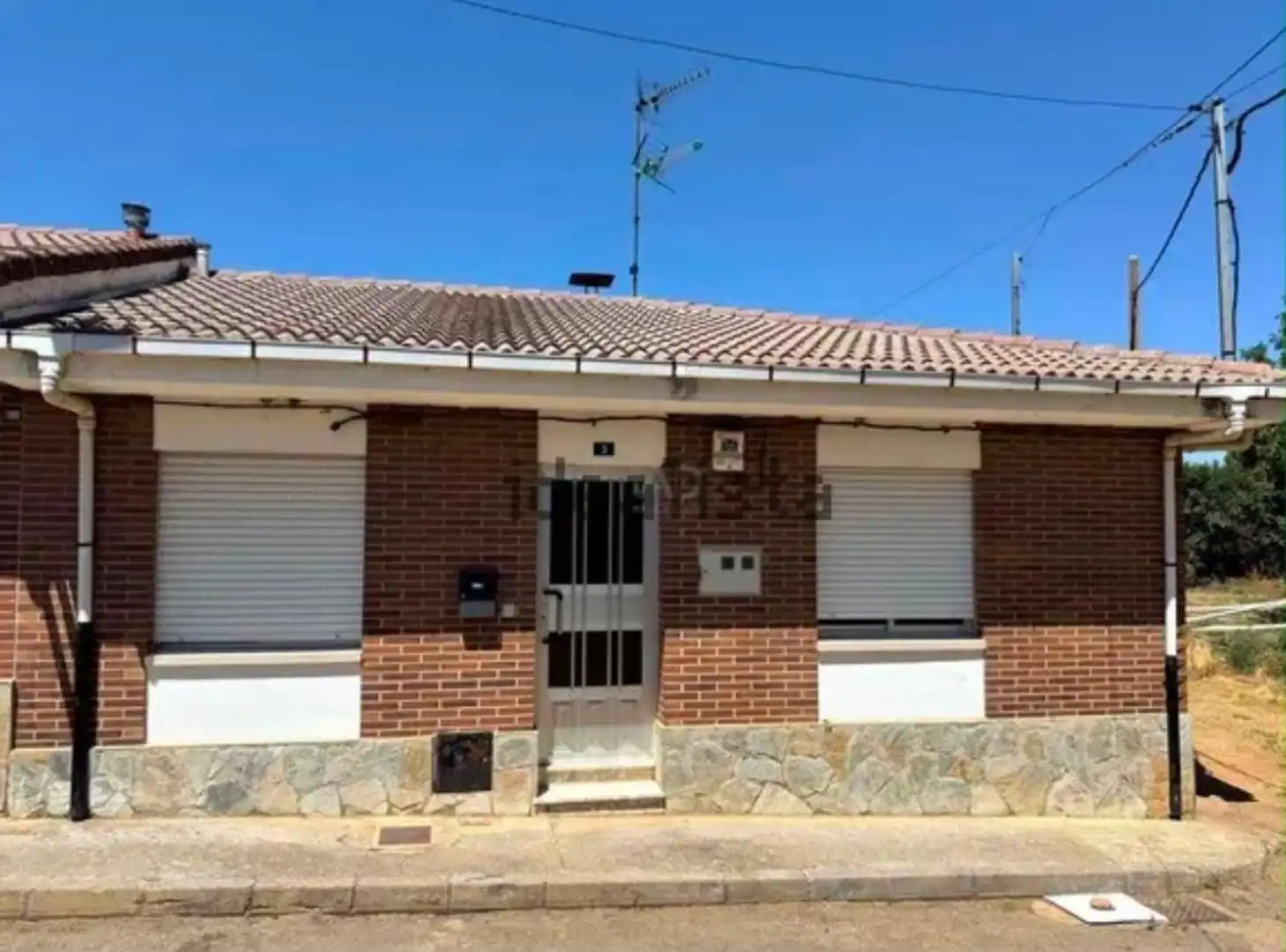 Vista exterior de Casa adosada en venda en Villamañán amb Calefacció i Moblat
