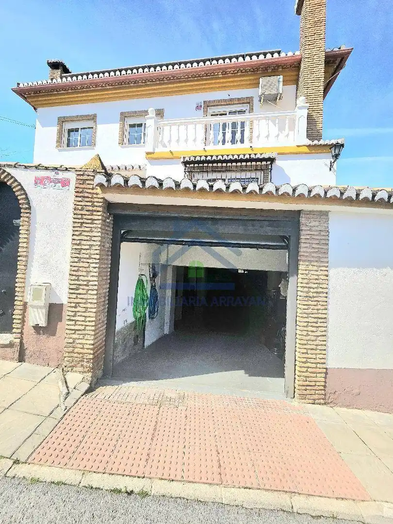 Vista exterior de Casa o chalet en venta en Ogíjares con Aire acondicionado, Calefacción y Jardín privado